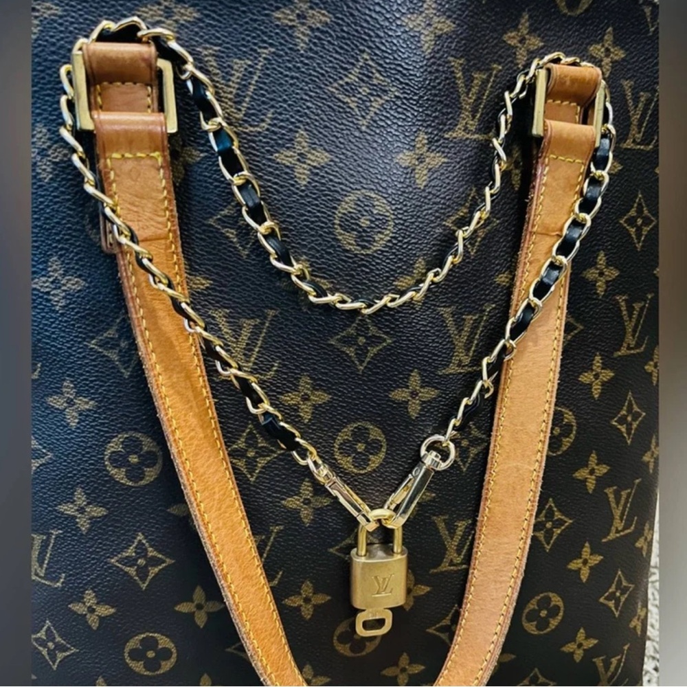 Louis Vuitton Lock & Chain #319